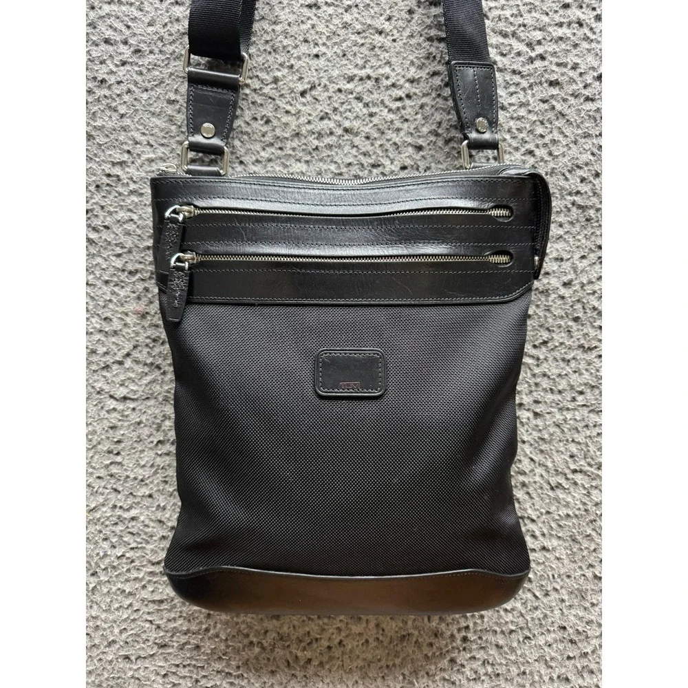 Tumi Nylon‎ Leather Trim Flat Messenger Crossbody Bag Black 24105D Unisex